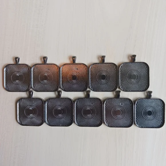 Ten Pendant Trays and Cabachons - Picture 1 of 6